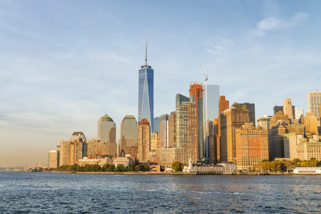 Rascacielos del Bajo Manhattan con el One World Trade Center al atardecer, Nueva York, Estados Unidos