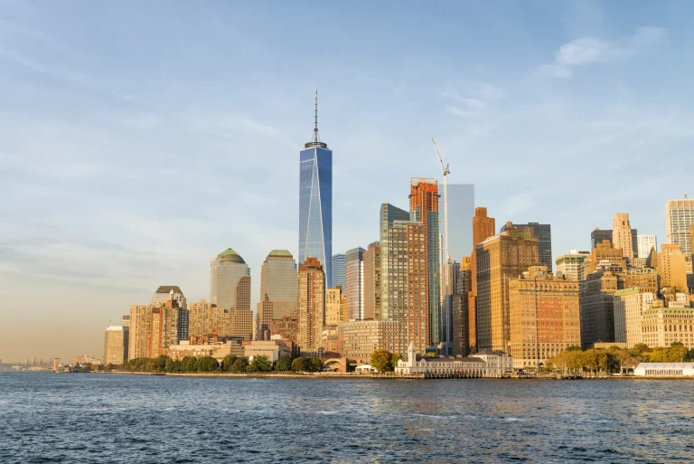 Rascacielos del Bajo Manhattan con el One World Trade Center al atardecer, Nueva York, Estados Unidos