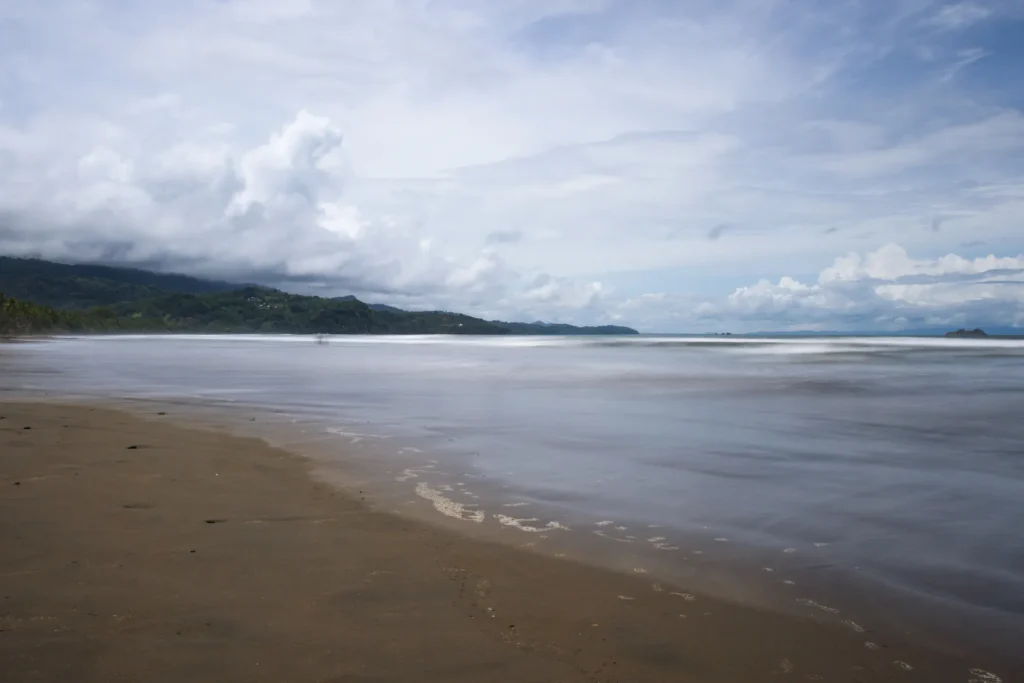 Playa del Pacífico con selva tropical que llega hasta el mar, paisaje similar a la costa de Nuquí, Chocó, Colombia