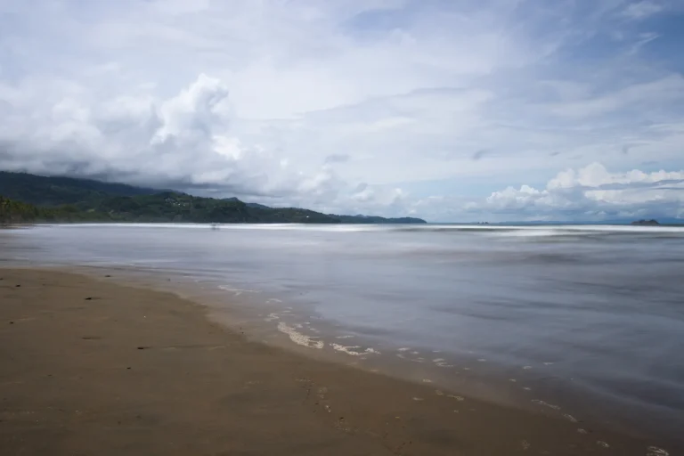 Playa del Pacífico con selva tropical que llega hasta el mar, paisaje similar a la costa de Nuquí, Chocó, Colombia