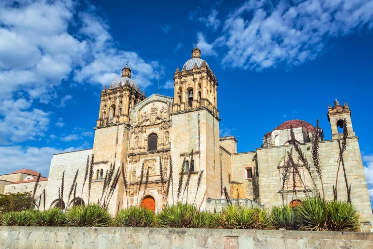 Templo de Santo Domingo de Guzmán con agaves en el jardín, Oaxaca, México