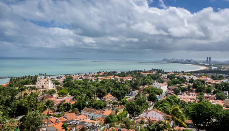 Vista del centro histórico de Olinda con la catedral da Sé y el mar al fondo, Pernambuco, Brasil