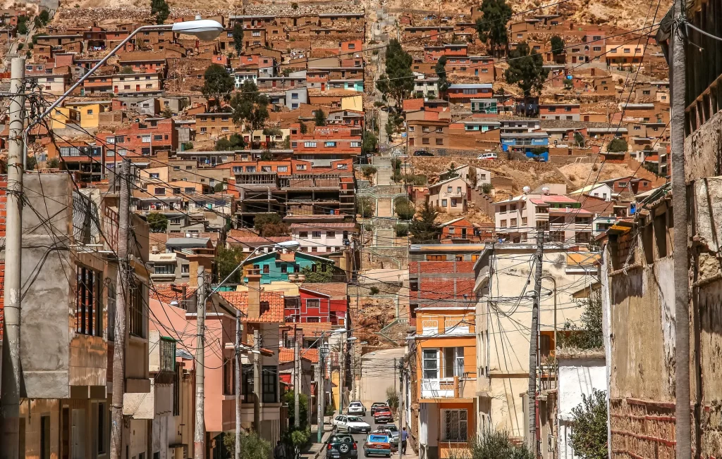 Casas en las laderas de la ciudad de Oruro, Bolivia