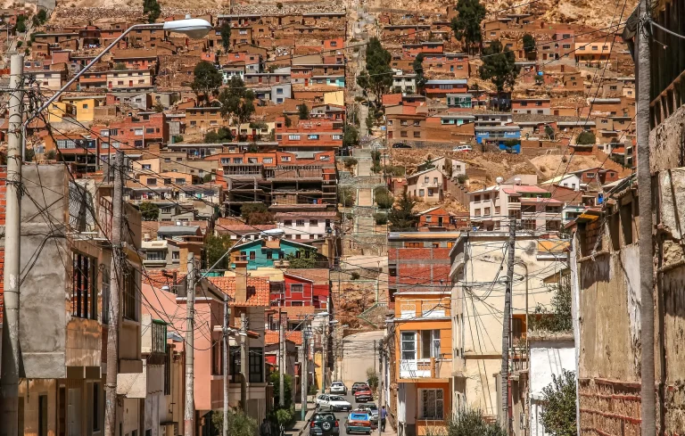 Casas en las laderas de la ciudad de Oruro, Bolivia