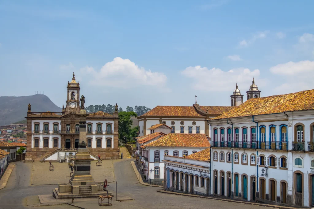 Plaza Tiradentes con casonas coloniales e iglesias barrocas en Ouro Preto, Minas Gerais, Brasil