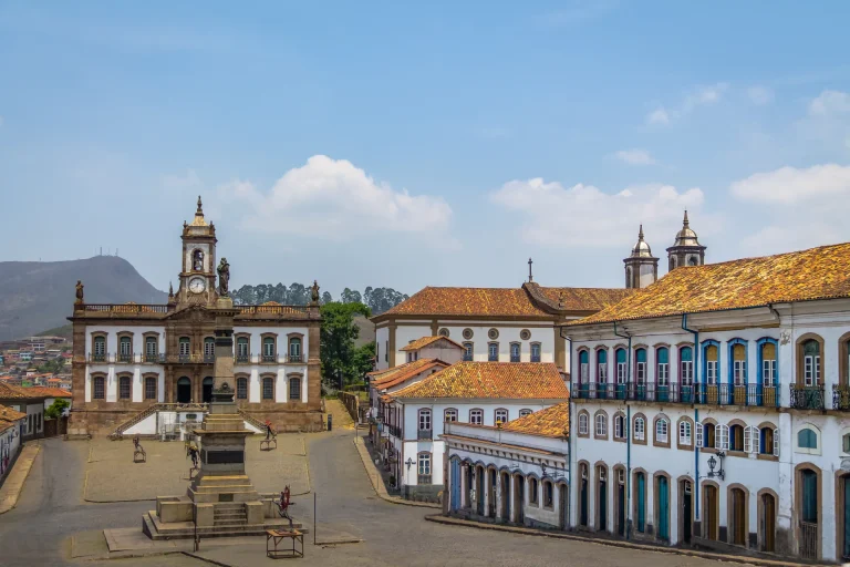 Plaza Tiradentes con casonas coloniales e iglesias barrocas en Ouro Preto, Minas Gerais, Brasil