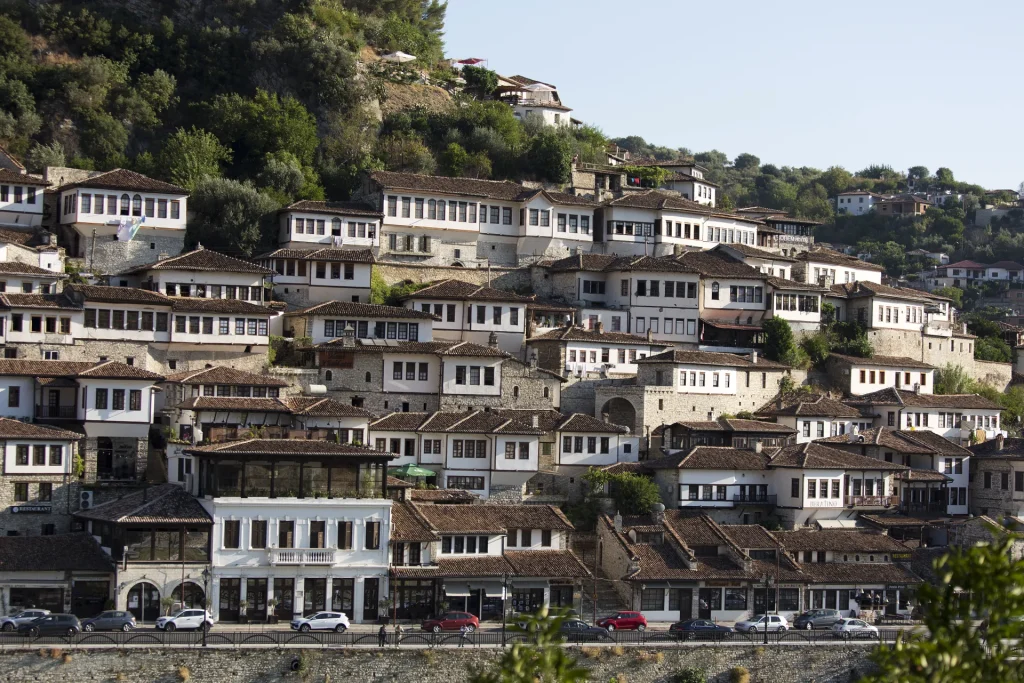 Vista de la ciudad histórica de Berat, Albania, con sus casas otomanas