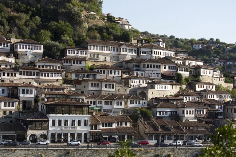 Vista de la ciudad histórica de Berat, Albania, con sus casas otomanas