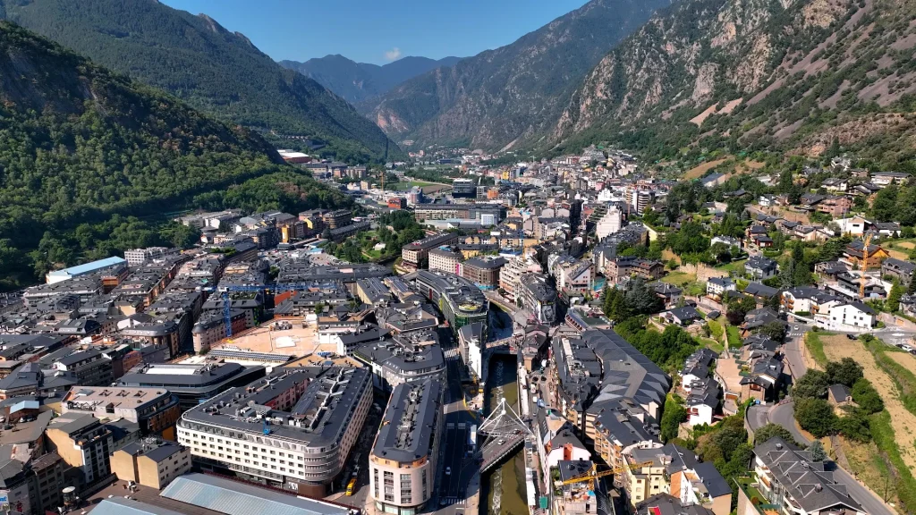 Andorra la Vella, capital de Andorra, rodeada por las montañas de los Pirineos