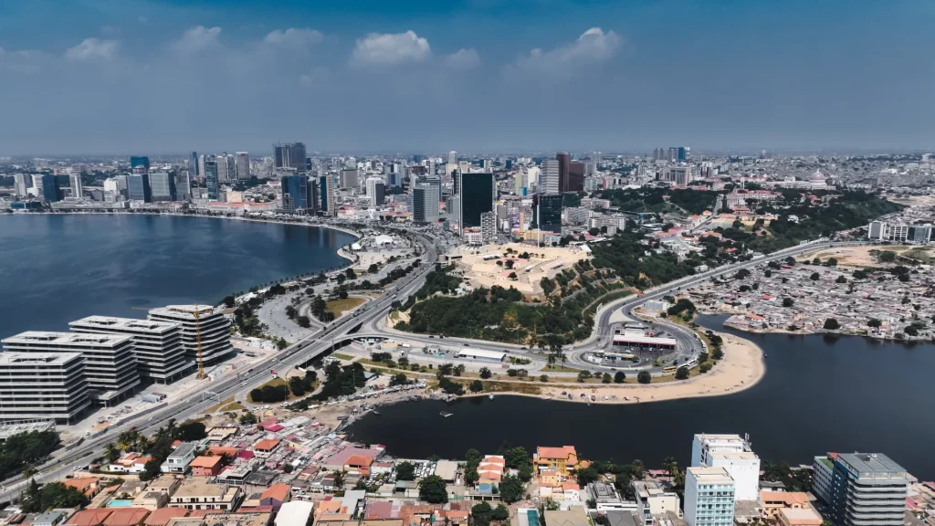 Vista aérea de la costa y la ciudad de Luanda, capital de Angola