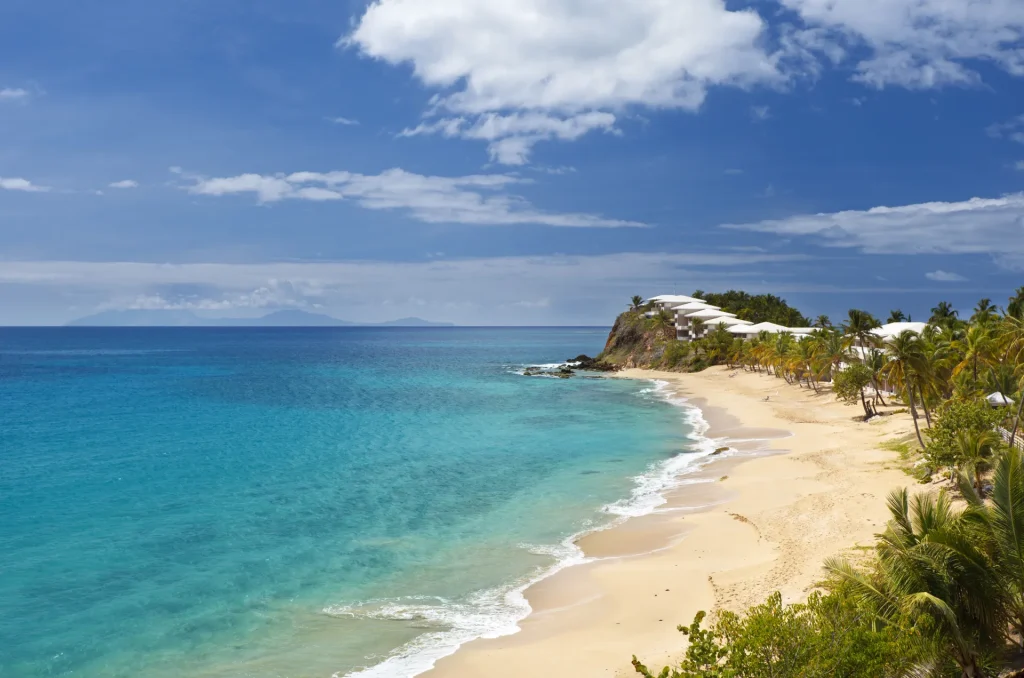 Playa Curtain Bluff en Antigua y Barbuda, mar Caribe turquesa
