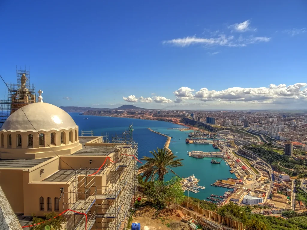 Vista aérea de la ciudad costera de Orán, Argelia, junto al Mediterráneo