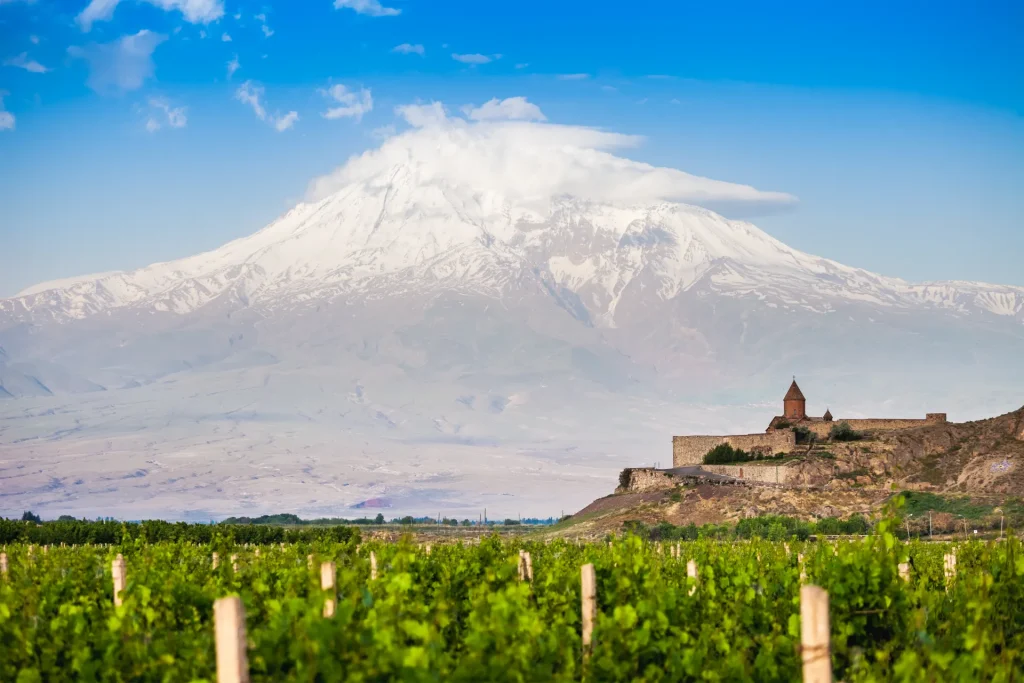 Monasterio de Khor Virap con el monte Ararat al fondo, Armenia