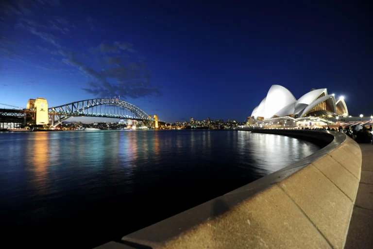 Ópera de Sídney y el Harbour Bridge en la bahía de Sídney, Australia