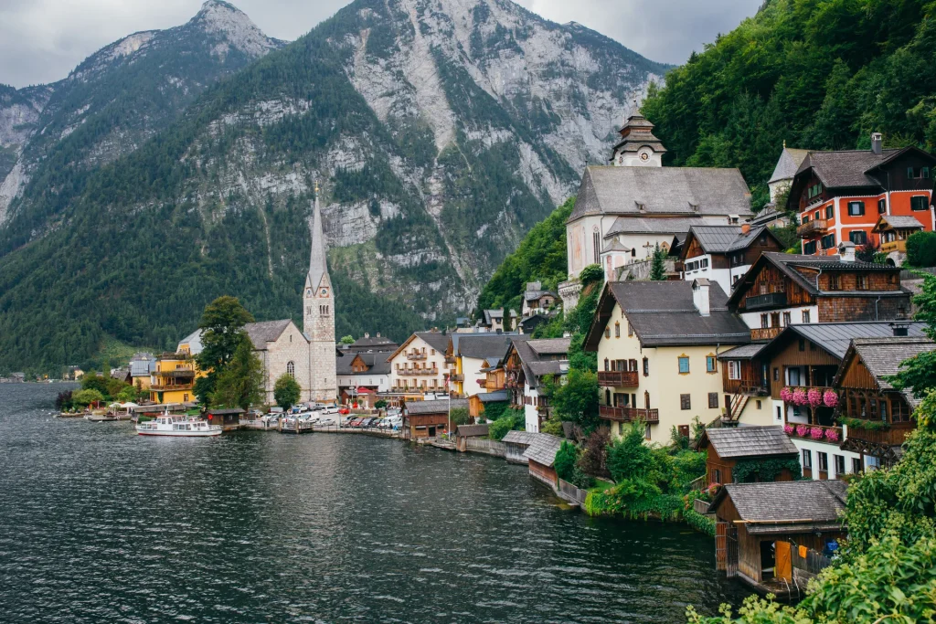 Pueblo histórico de Hallstatt junto al lago entre montañas, Austria