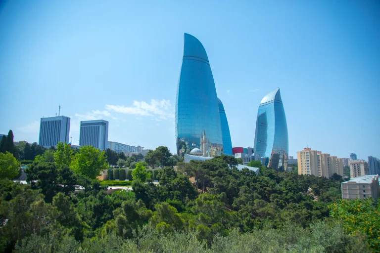 Las Flame Towers de Bakú vistas desde el paseo marítimo, Azerbaiyán