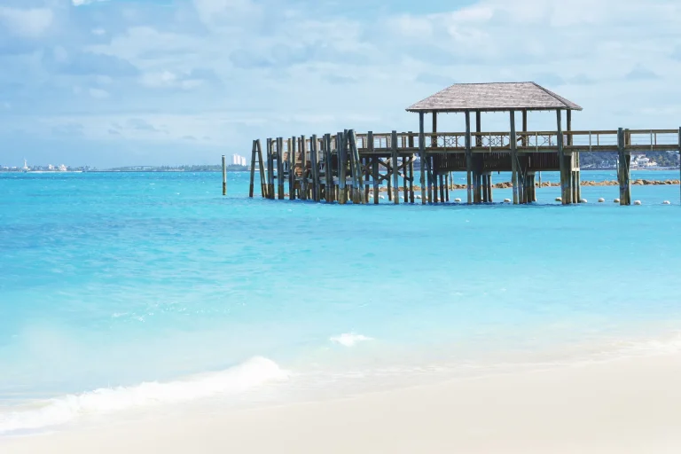 Playa tropical de arena blanca y mar turquesa en Nassau, Bahamas