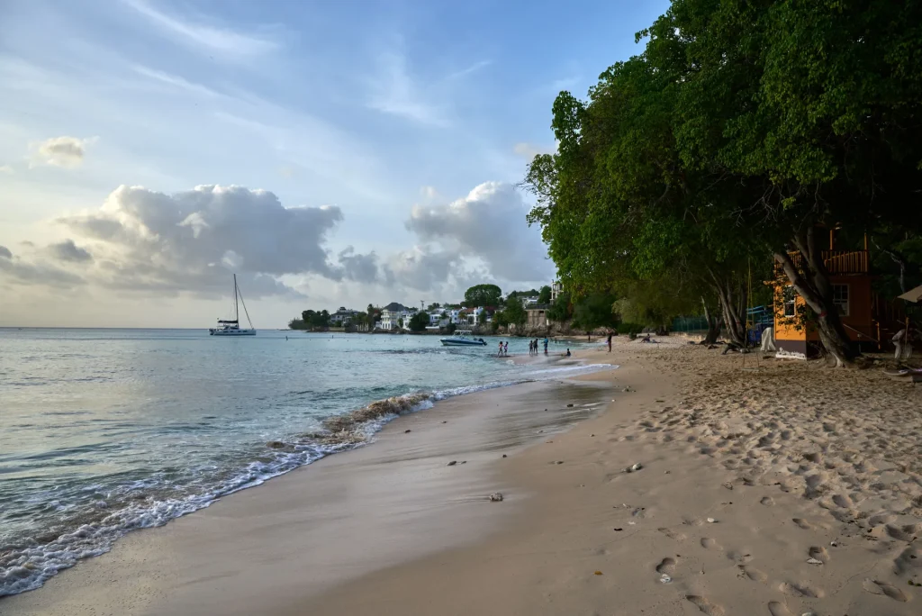 Playa Batts Rock de arena suave y mar caribeño en Barbados