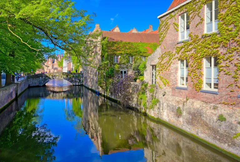 Canales y casas históricas de Brujas en un día soleado, Bélgica