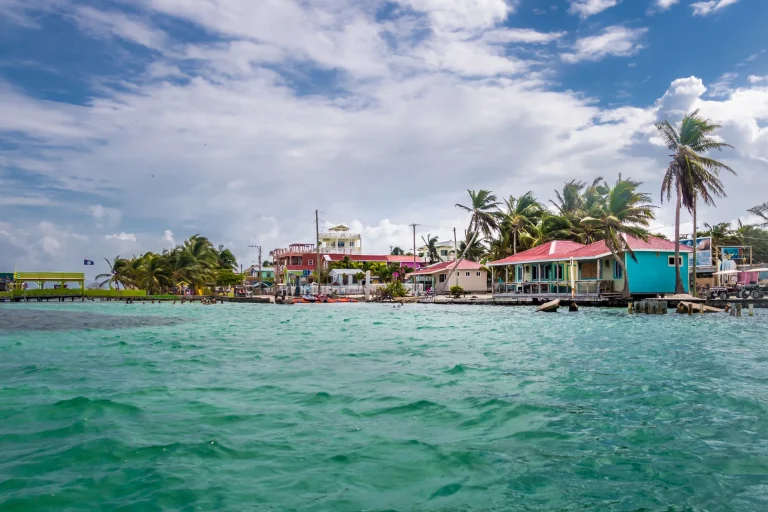 Isla Caye Caulker y sus aguas turquesas en el Caribe de Belice