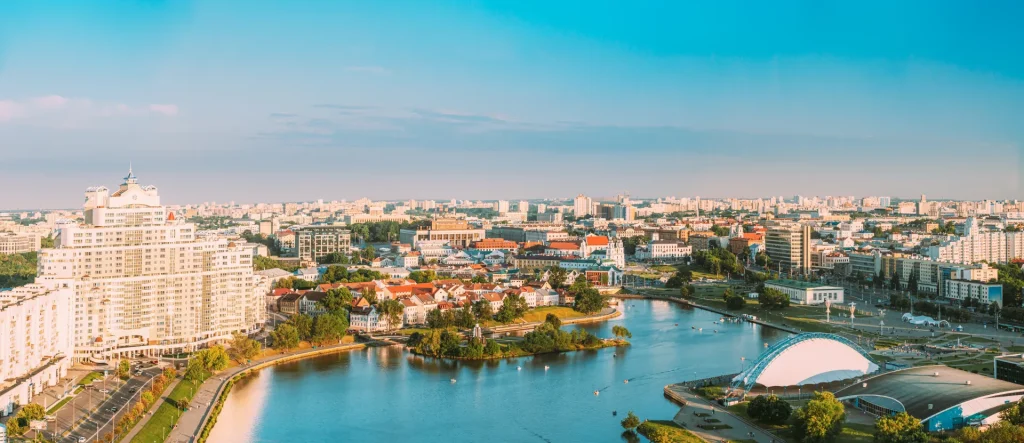 Vista elevada del centro histórico de Minsk, Bielorrusia, en una tarde de verano