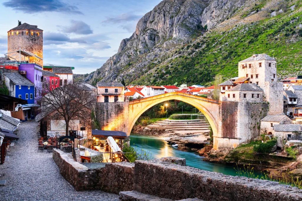 Puente viejo Stari Most sobre el río Neretva en Mostar, Bosnia y Herzegovina