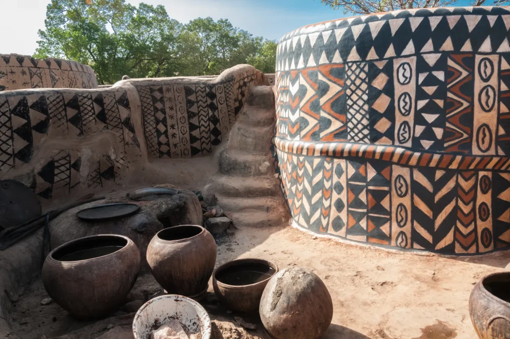 Casas pintadas con motivos geométricos en la corte real de Tiébélé, Burkina Faso