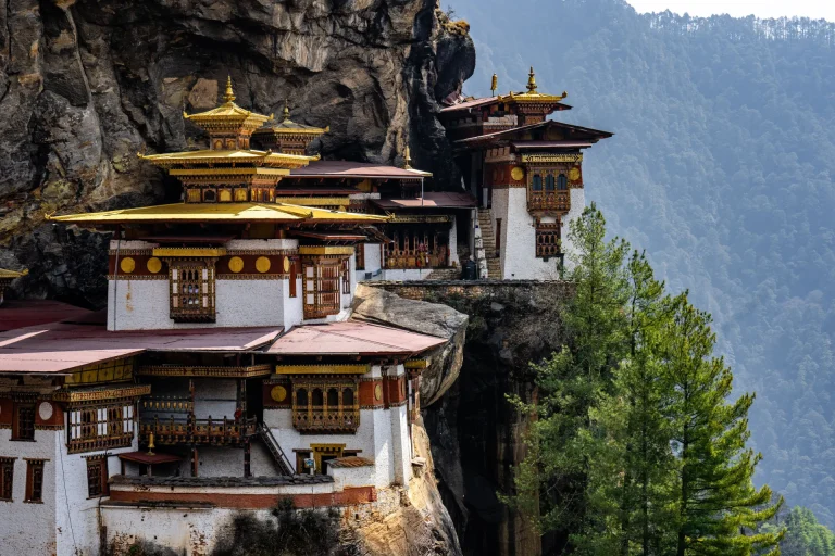 Monasterio del Nido del Tigre (Paro Taktsang) en un acantilado de Bután