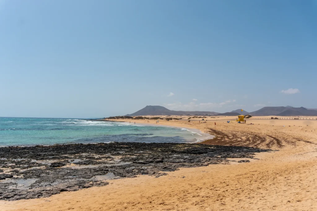 Playa de arena dorada y roca volcánica en una isla atlántica de la Macaronesia
