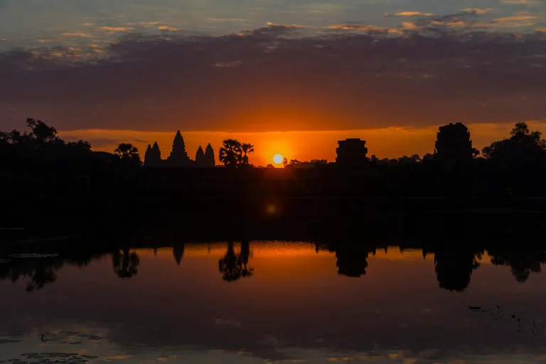 Amanecer sobre el templo de Angkor Wat, Camboya