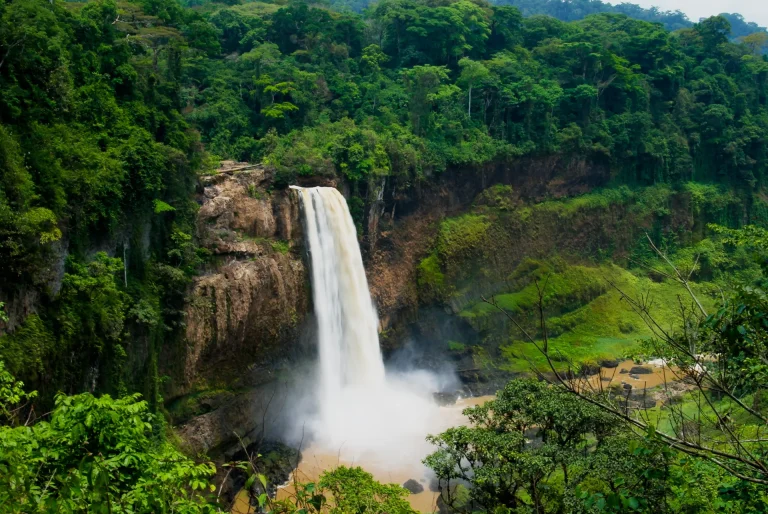 Cascada de Ekom en el río Nkam rodeada de selva, Camerún