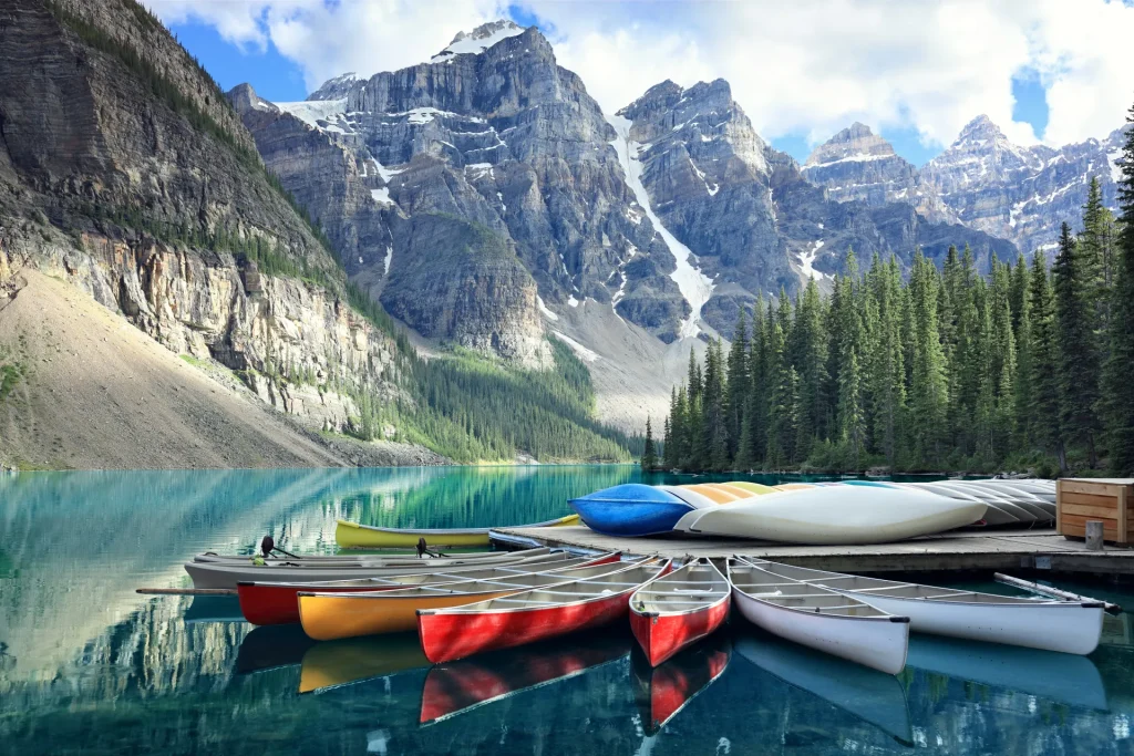 Lago Moraine y las Montañas Rocosas en el Parque Nacional Banff, Canadá