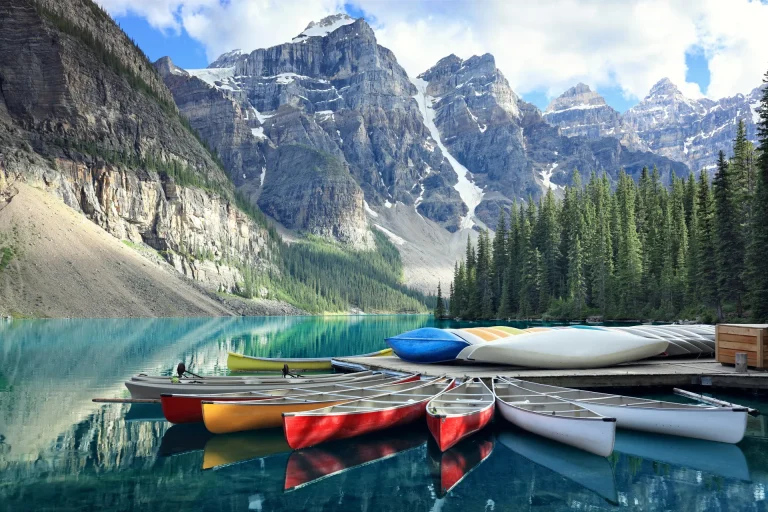 Lago Moraine y las Montañas Rocosas en el Parque Nacional Banff, Canadá