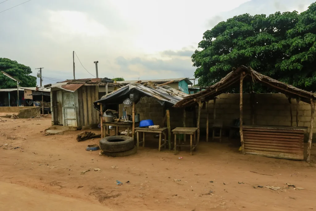 Puestos de un mercado rural en Costa de Marfil