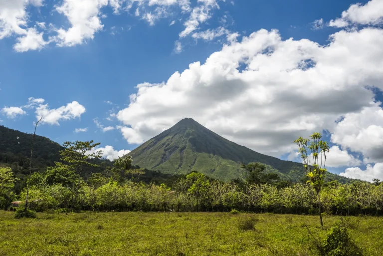 Volcán Arenal rodeado de bosque tropical en Alajuela, Costa Rica