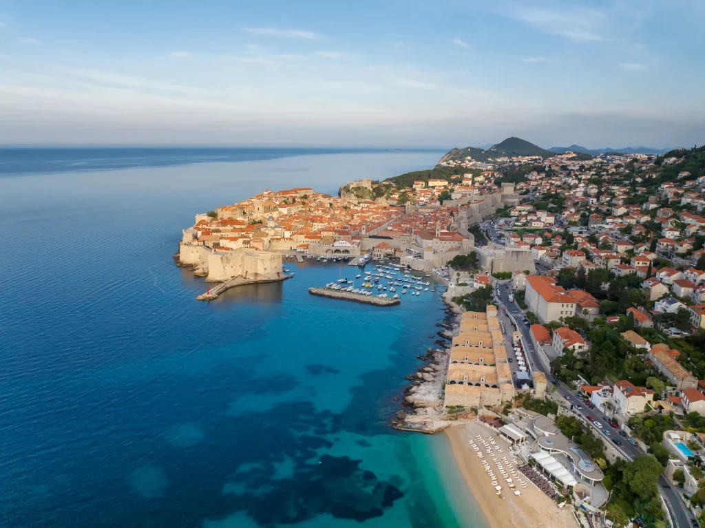 Vista aérea del casco antiguo amurallado de Dubrovnik junto al Adriático, Croacia