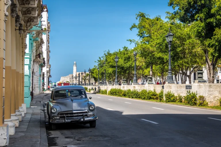 Auto clásico junto al Paseo del Prado en La Habana, Cuba