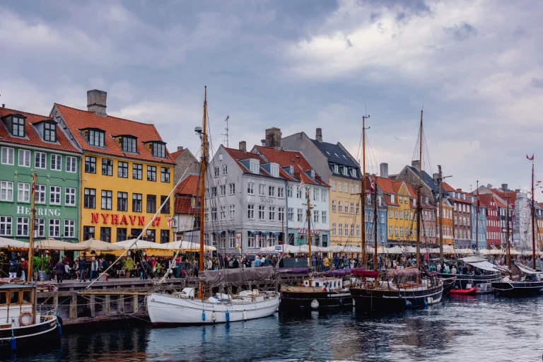 Casas de colores y barcos en el canal de Nyhavn, Copenhague, Dinamarca
