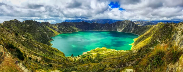 Laguna del Quilotoa en el cráter del volcán, Ecuador