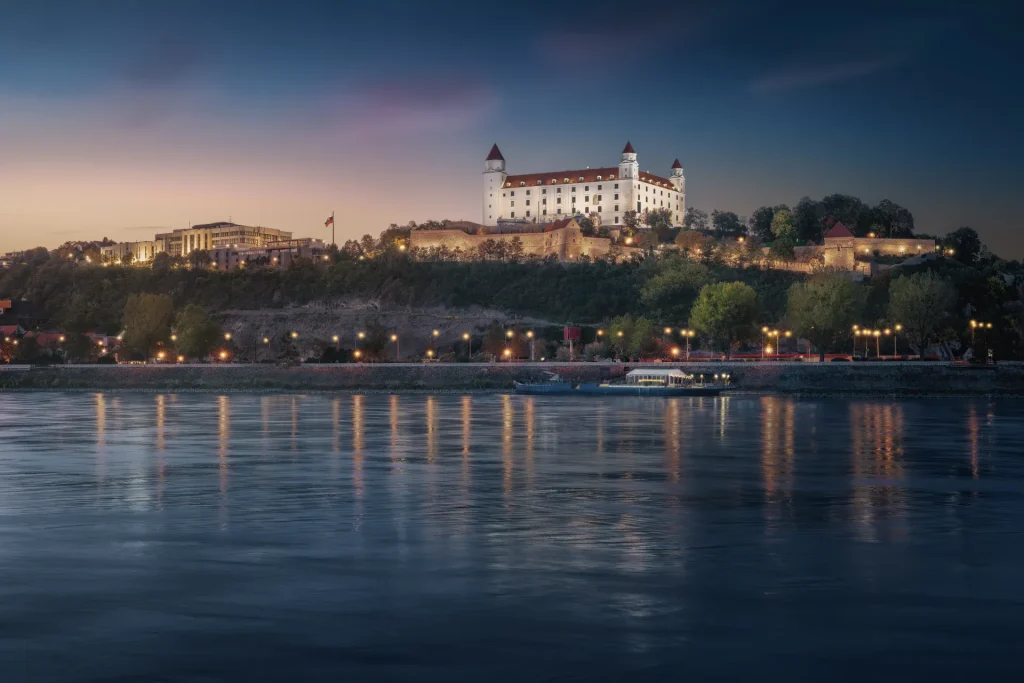 Castillo de Bratislava y el Danubio iluminados de noche, Eslovaquia