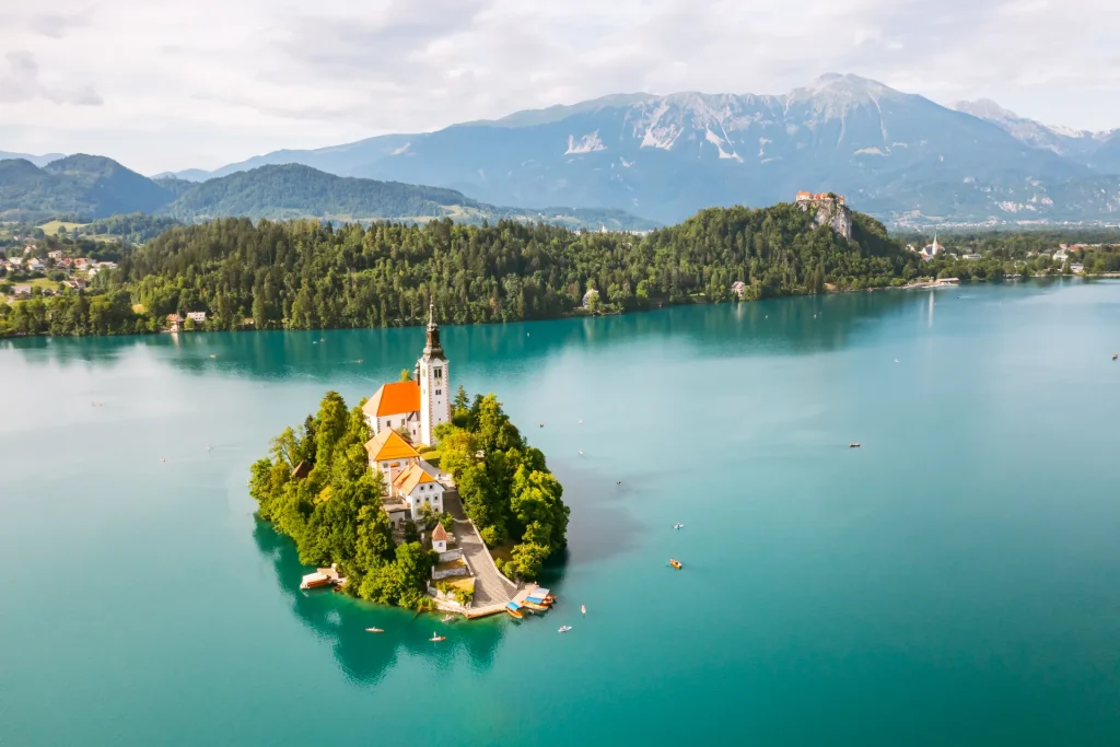 Lago Bled con la iglesia de la isla y los Alpes Julianos, Eslovenia