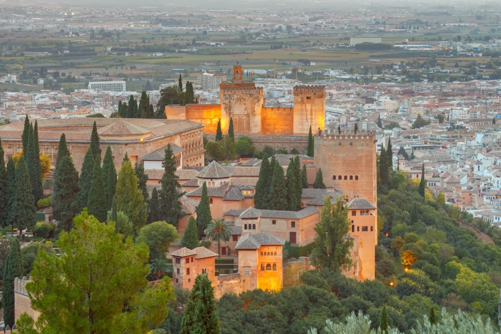 La Alhambra de Granada y la ciudad al atardecer, España