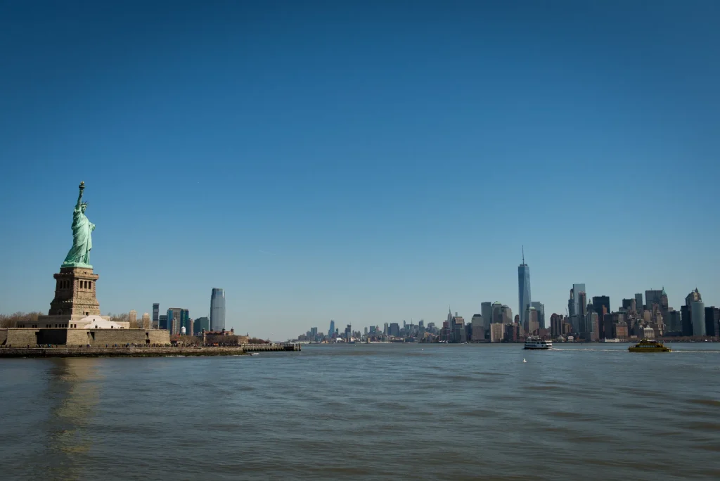Estatua de la Libertad con el skyline de Manhattan y el río Hudson, Nueva York, Estados Unidos