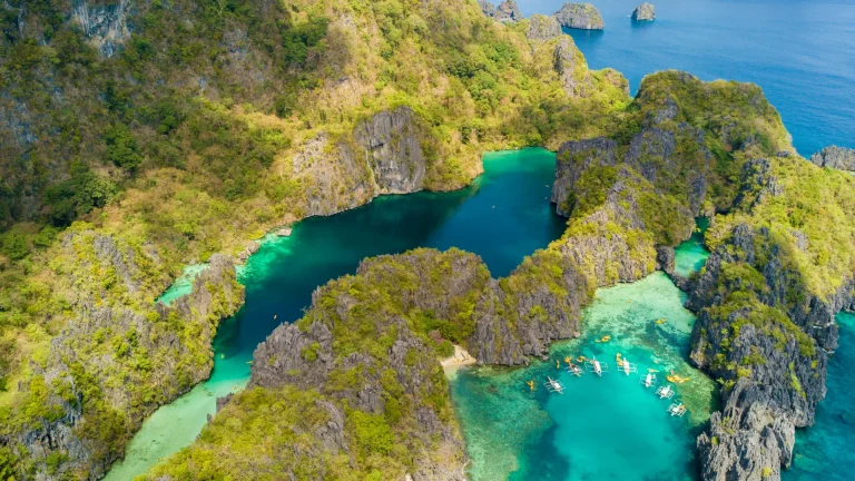 Vista aérea de las lagunas de El Nido en la isla de Palawan, Filipinas