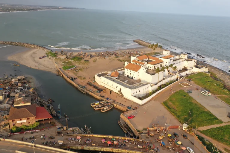 Vista aérea del castillo de Elmina en la costa de Ghana