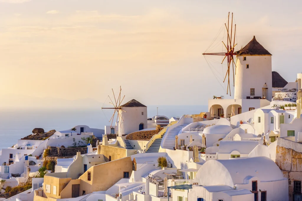 Pueblo de Oia al atardecer en la isla de Santorini, Grecia
