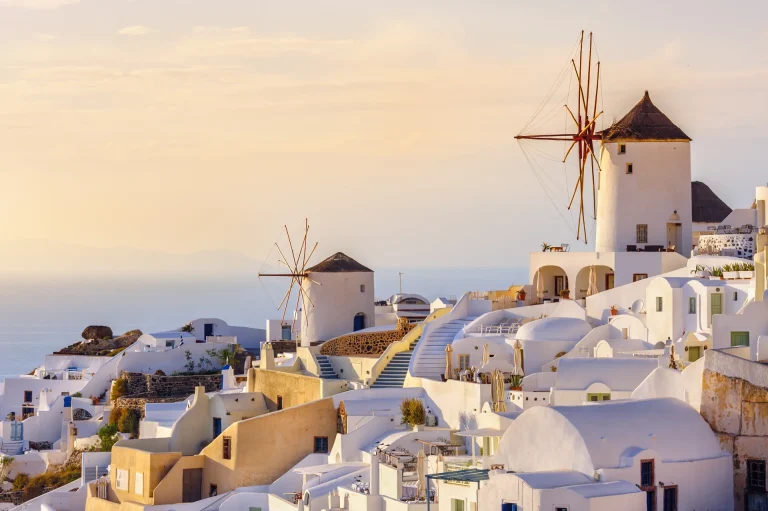 Pueblo de Oia al atardecer en la isla de Santorini, Grecia