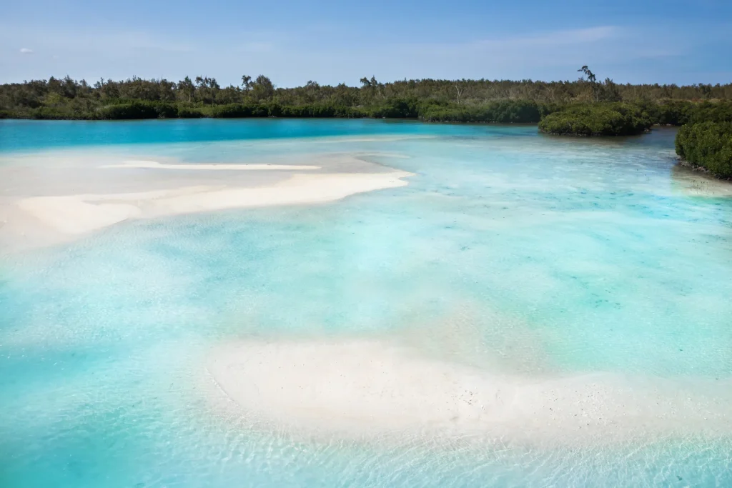 Laguna tropical de aguas turquesas y bancos de arena blanca