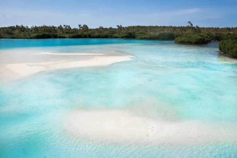 Laguna tropical de aguas turquesas y bancos de arena blanca