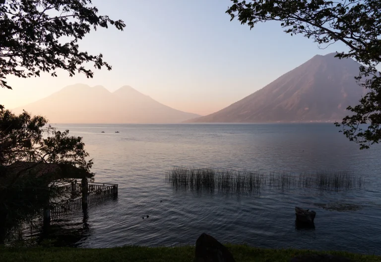 Amanecer en el lago de Atitlán con volcanes al fondo, Guatemala